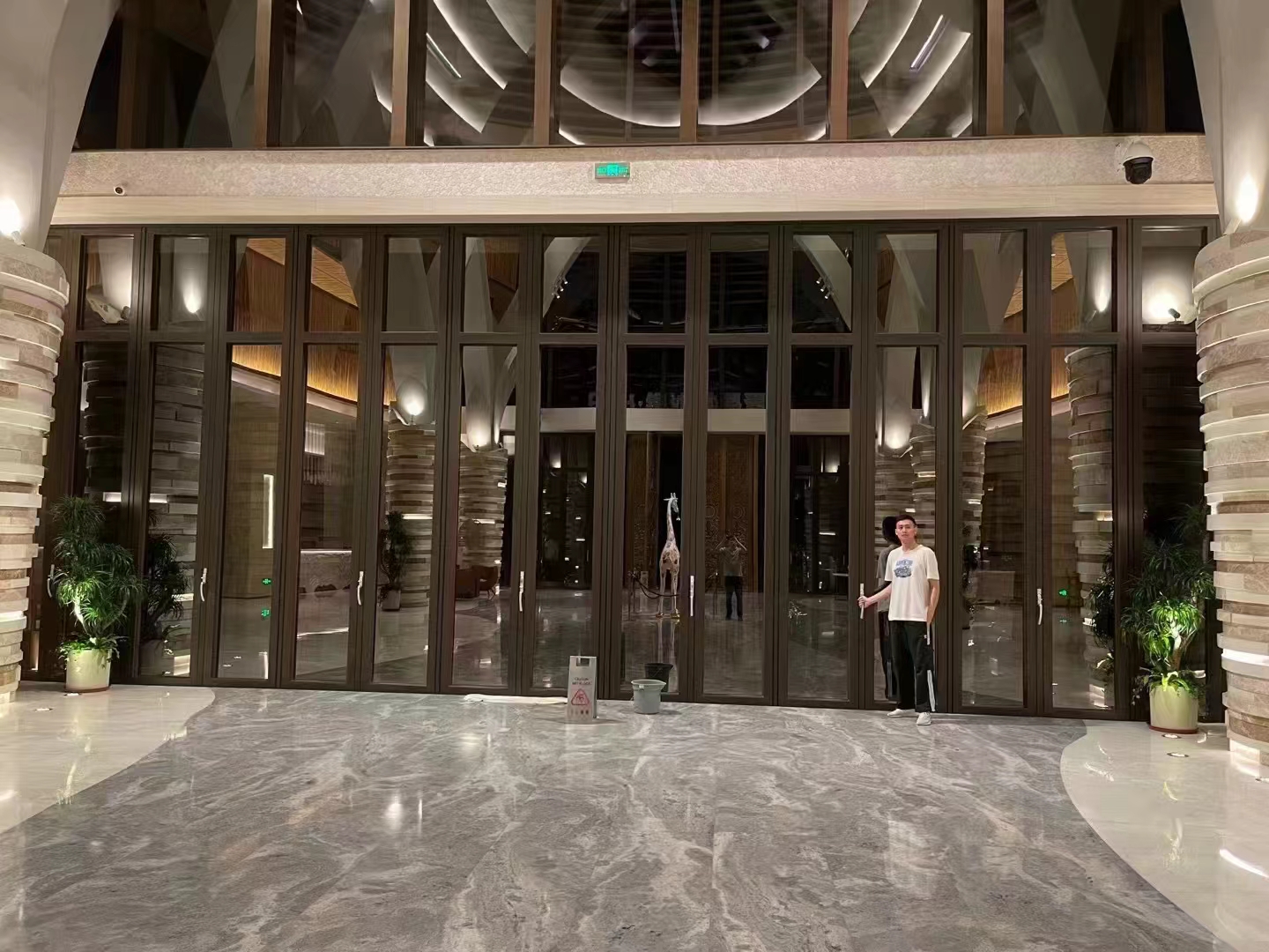 别墅酒店都偏爱的铝合金折叠门，你不会还不知道吧